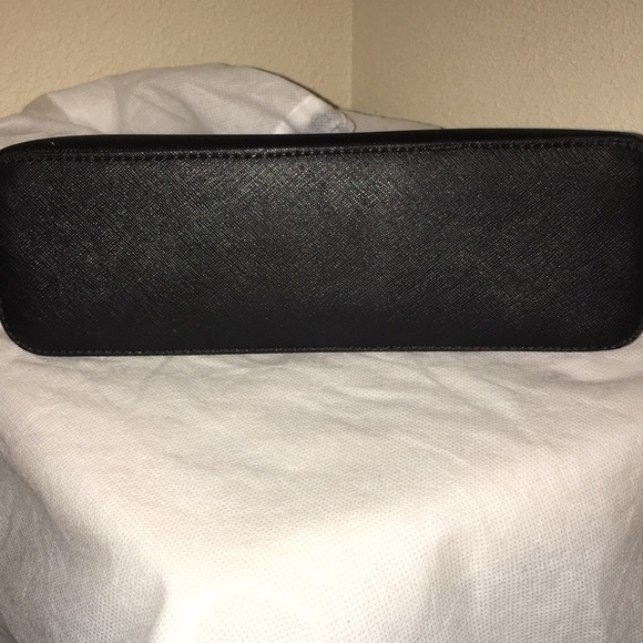 Calvin Klein Black Leather Crossbody bag. - Picture 3 of 8